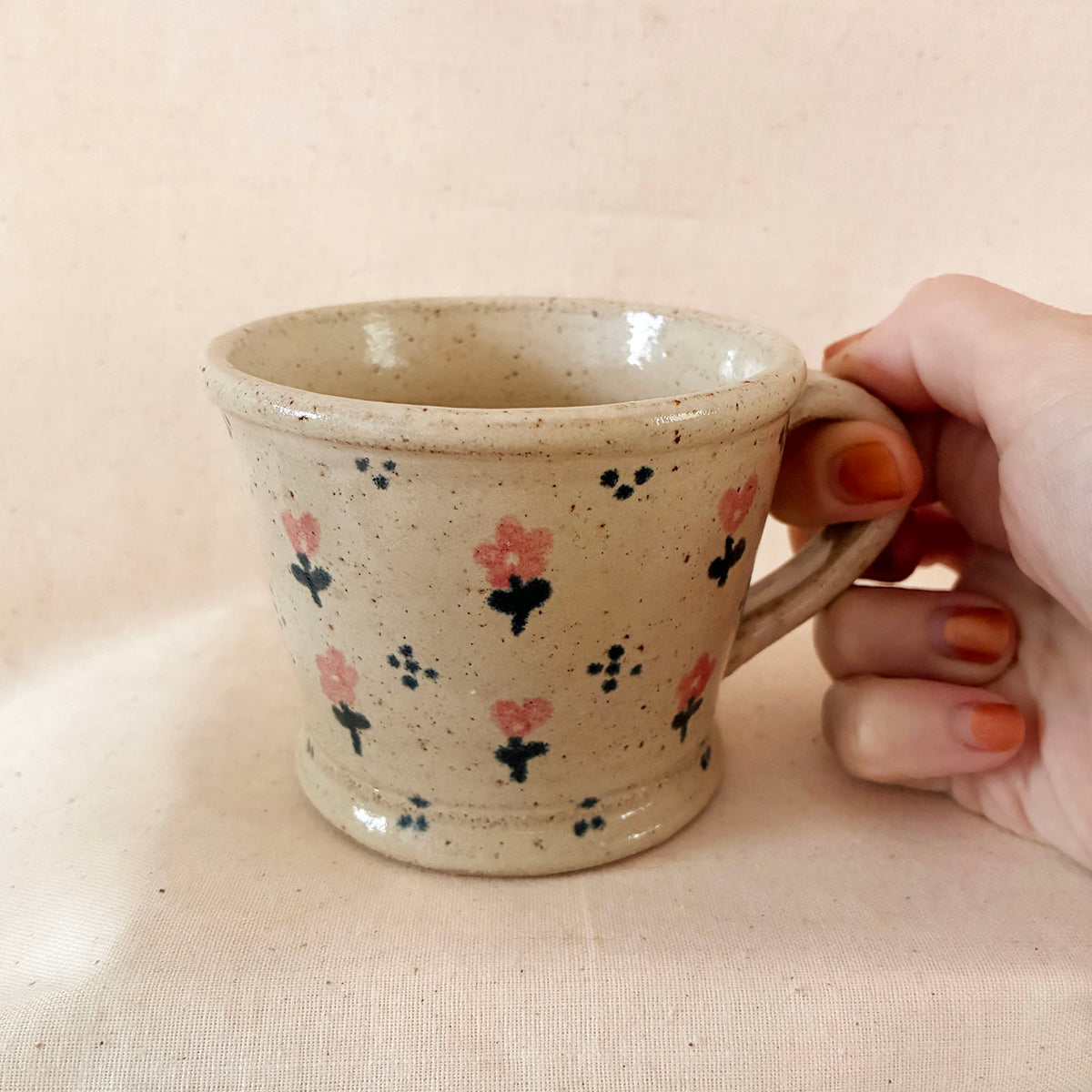 Taper Mug: Dotty Daisies