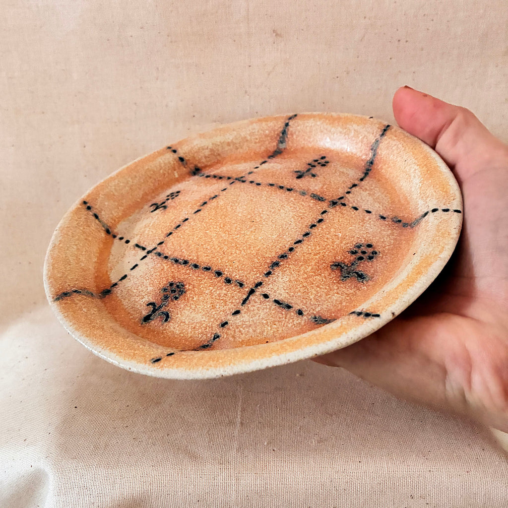 Small Rimmed Plate: Daisy Grid