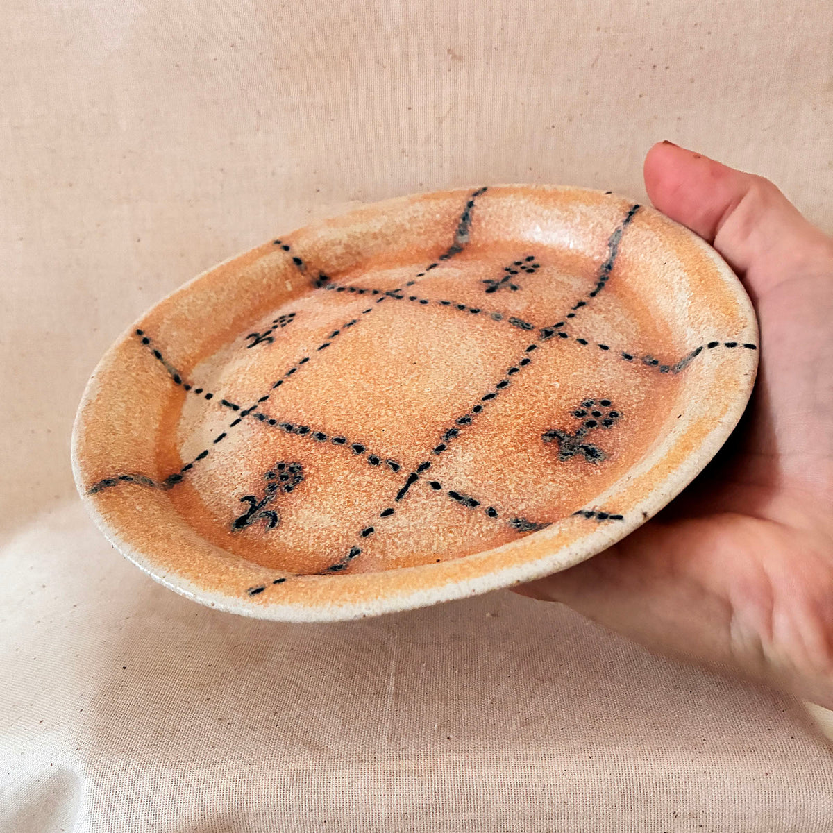 Small Rimmed Plate: Daisy Grid