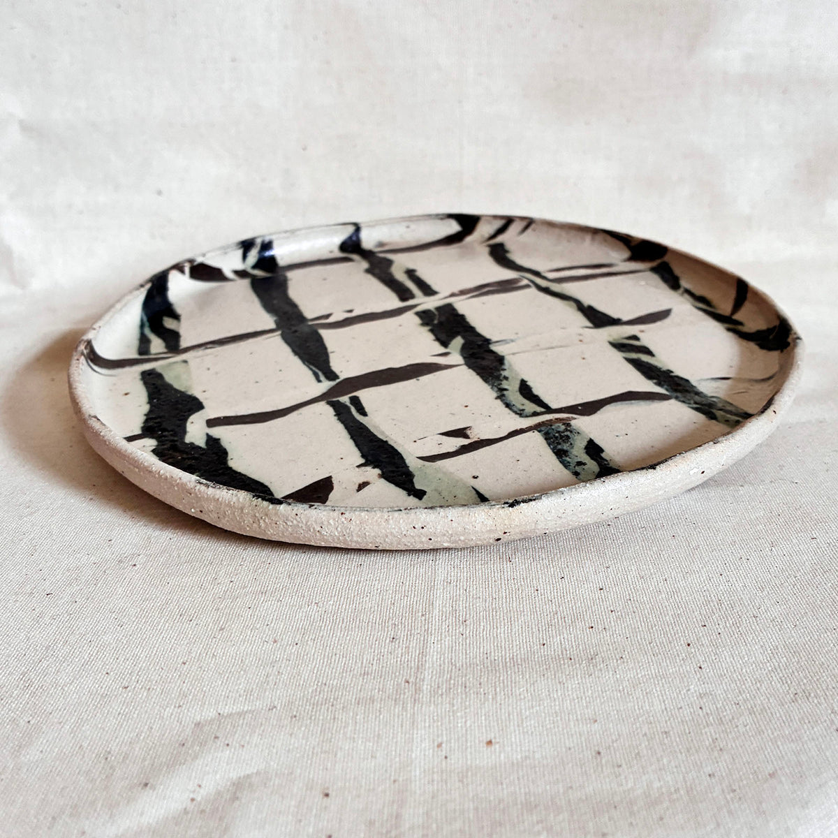 Rimmed Gingham plate with brown, black, and green woven inlay